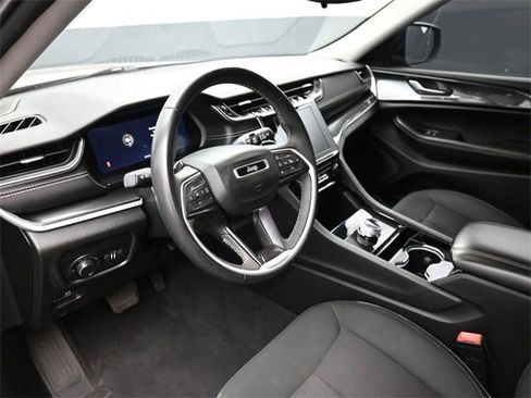 Used 2023 Jeep Grand Cherokee Laredo image 12