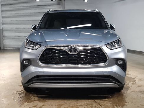 Used 2024 Toyota Highlander Platinum FWD image 2