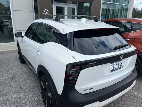 Used 2025 Nissan Kicks SR FWD image 3