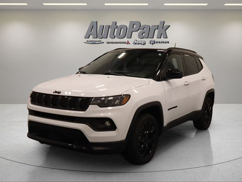 Certified 2023 Jeep Compass Latitude w/ Sun and Sound Group AWD/4WD image 3