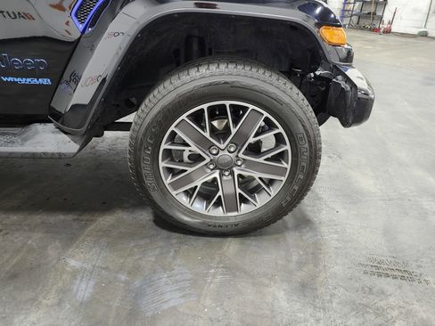 Used 2022 Jeep Wrangler Unlimited Sahara image 13