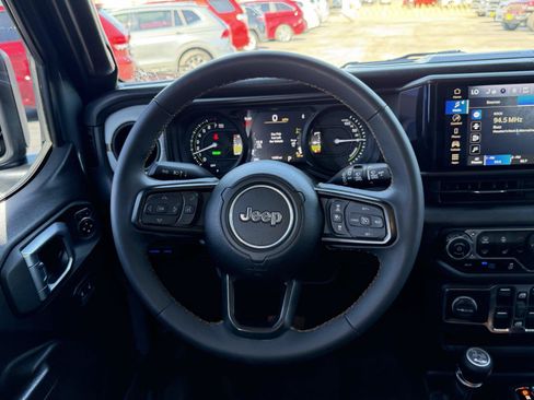 Used 2024 Jeep Wrangler Unlimited w/ Convenience Group AWD/4WD image 20