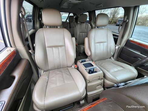 Used 2014 Chrysler Town & Country Touring image 31