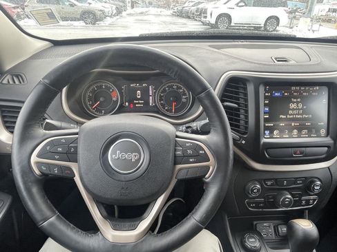 Used 2017 Jeep Cherokee Latitude w/ Cold Weather Group image 16