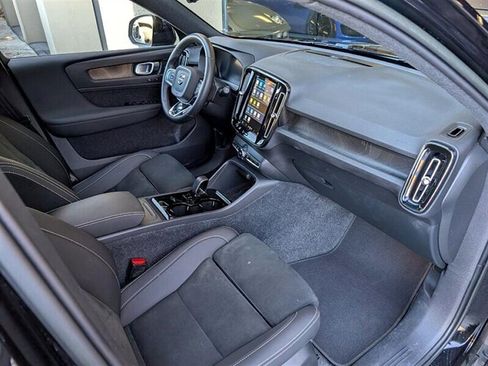 Used 2023 Volvo XC40 Recharge Ultimate image 4