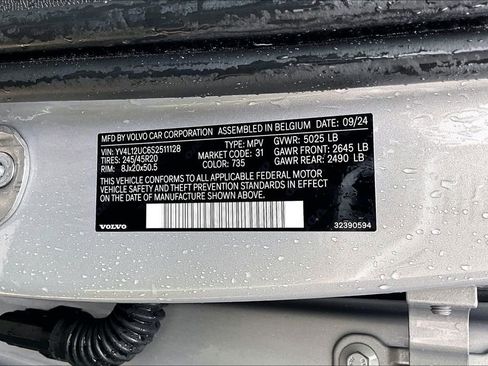 Certified 2025 Volvo XC40 B5 Plus AWD/4WD image 40