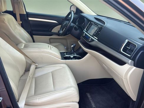 Used 2017 Toyota Highlander XLE image 11