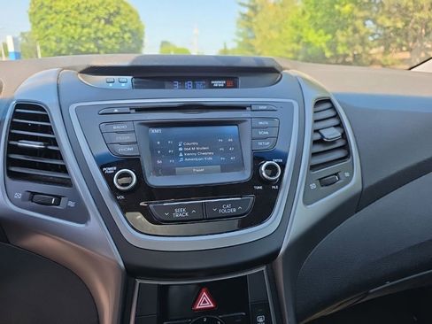 Used 2015 Hyundai Elantra SE w/ Option Group 03 FWD image 16