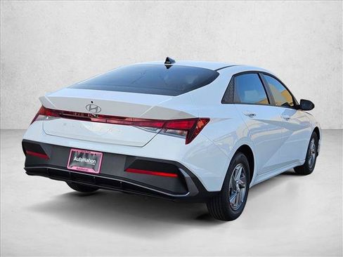 New 2026 Hyundai Elantra SE FWD image 2