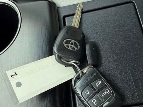 Used 2014 Toyota Camry LE image 30