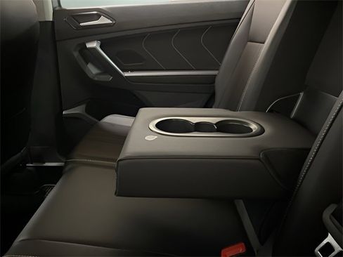 Used 2022 Volkswagen Tiguan SE image 64