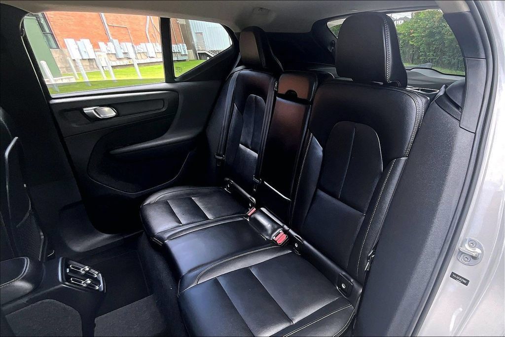 Certified 2024 Volvo XC40 B5 Plus w/ Protection Package Premier AWD/4WD image 35