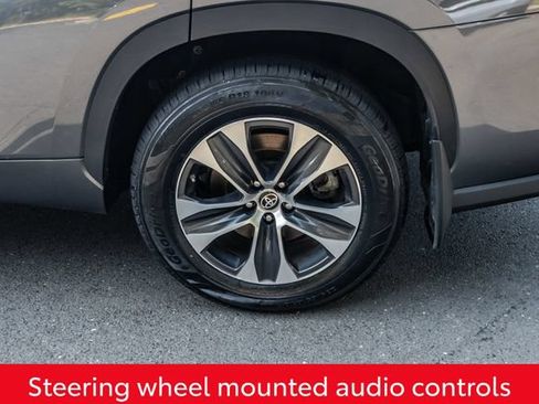 Used 2023 Toyota Highlander XLE AWD/4WD image 16
