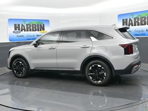 Used 2025 Kia Sorento S w/ Panoramic Sunroof Package FWD image 3