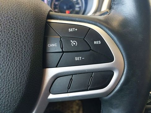 Used 2018 Jeep Cherokee Latitude Plus w/ Comfort/Convenience Group AWD/4WD image 19