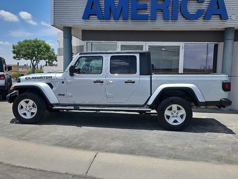 Used 2023 Jeep Gladiator Sport image 3