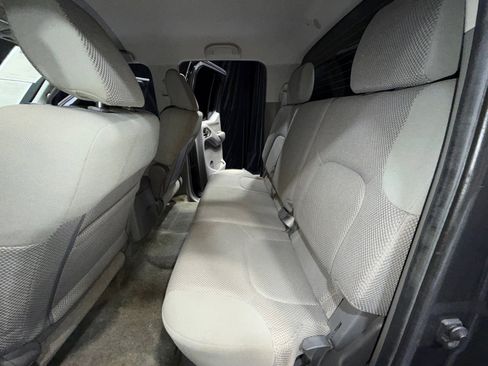 Used 2010 Nissan Frontier SE image 17