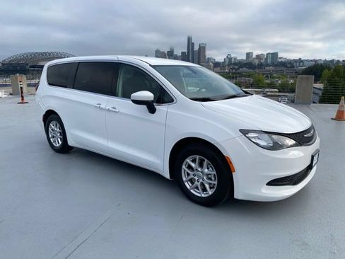 Used 2022 Chrysler Voyager LX FWD image 1