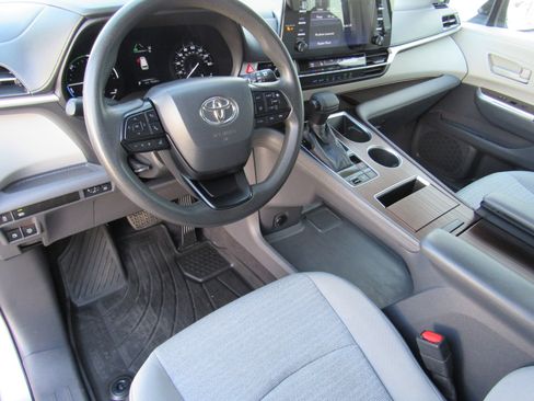 Used 2022 Toyota Sienna LE image 11