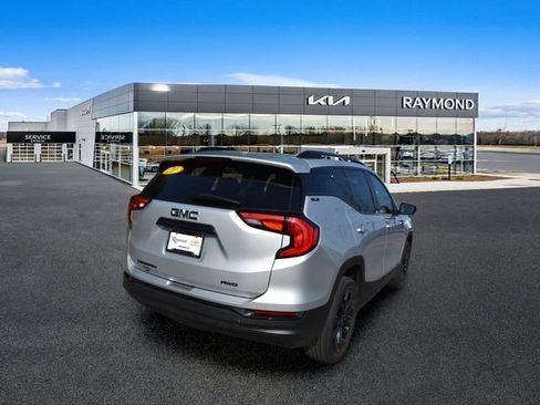 Used 2021 GMC Terrain SLE w/ Driver Convenience Package AWD/4WD image 3
