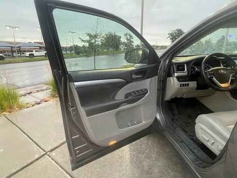 Used 2019 Toyota Highlander XLE w/ Carpet Mat Package (TMS) AWD/4WD image 10