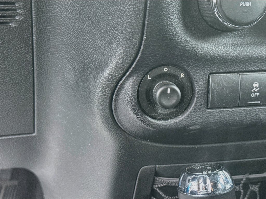 Used 2015 Jeep Wrangler Unlimited Sahara w/ Connectivity Group AWD/4WD image 10