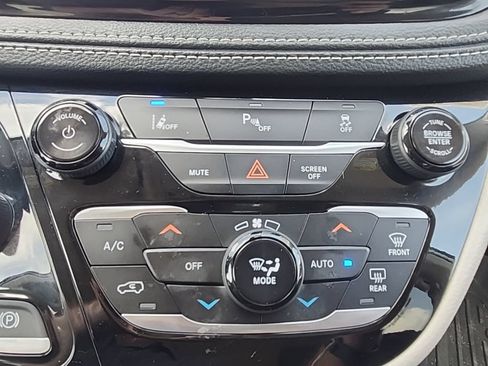 Used 2023 Chrysler Pacifica Touring-L FWD image 9