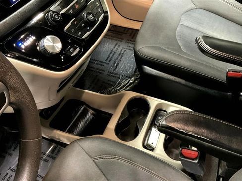 Used 2017 Chrysler Pacifica Touring image 17