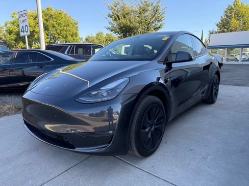 Used 2024 Tesla Model Y Long Range AWD/4WD image 4