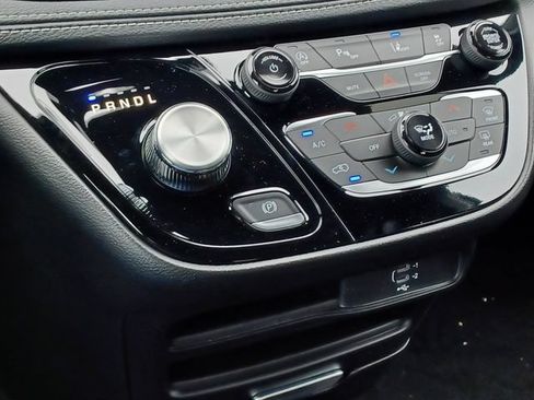 New 2027 Chrysler Pacifica Select AWD/4WD image 13
