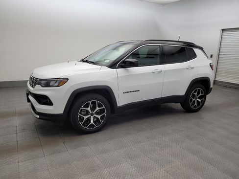 Used 2025 Jeep Compass Limited AWD/4WD image 2
