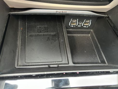 Used 2023 Chrysler Pacifica Limited FWD image 21