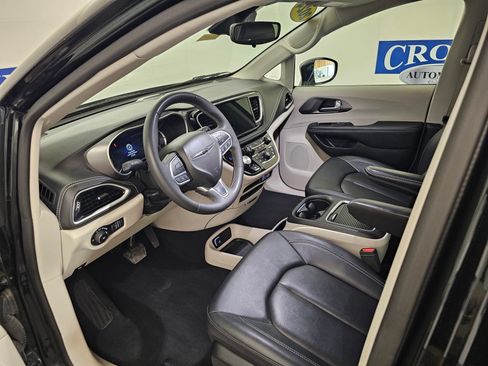 Used 2024 Chrysler Pacifica Limited FWD image 3