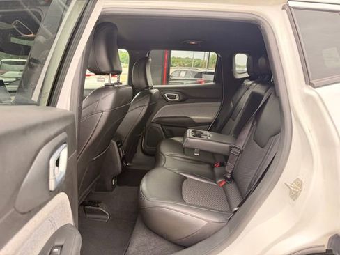 Used 2024 Jeep Compass Latitude AWD/4WD image 12