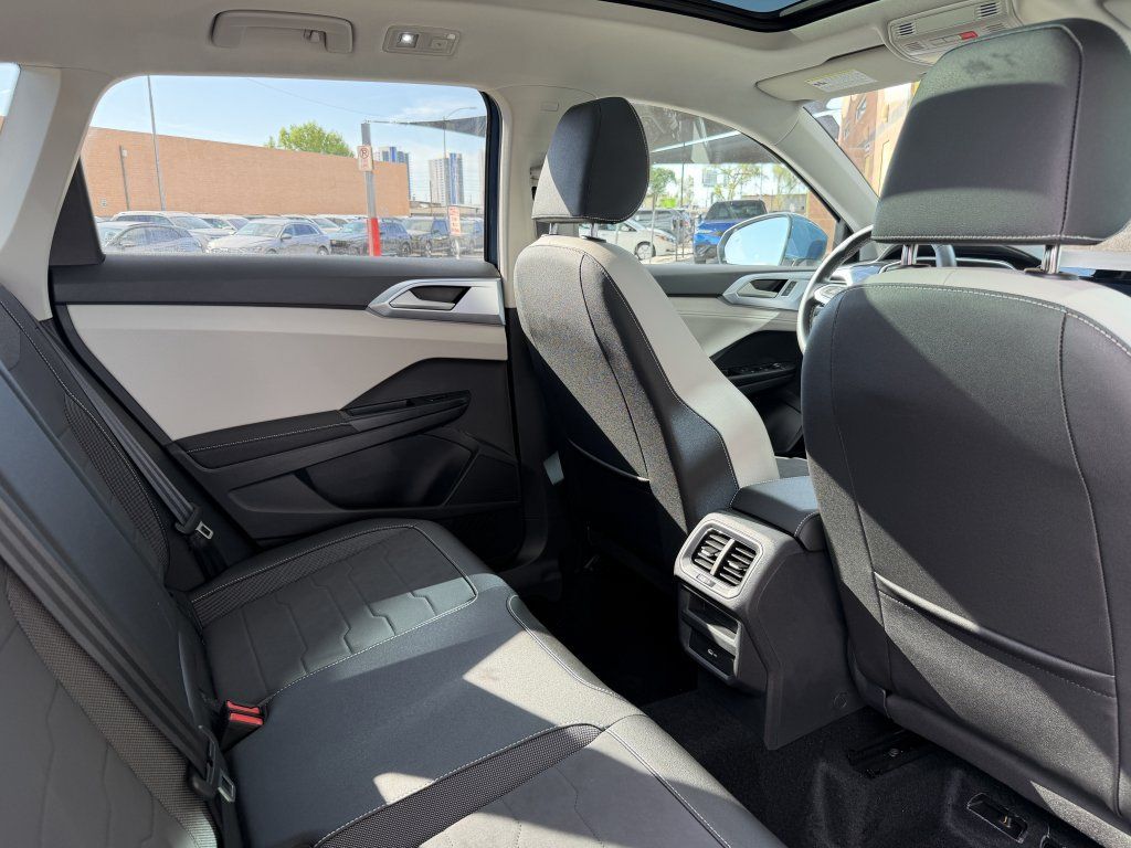 Used 2025 Volkswagen Taos SE FWD image 35