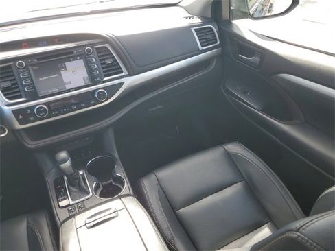 Used 2018 Toyota Highlander XLE image 16