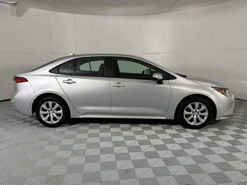 Used 2025 Toyota Corolla LE FWD image 9