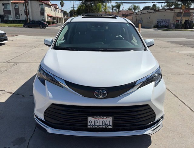 Used 2024 Toyota Sienna XLE w/ XLE Plus Package FWD image 1