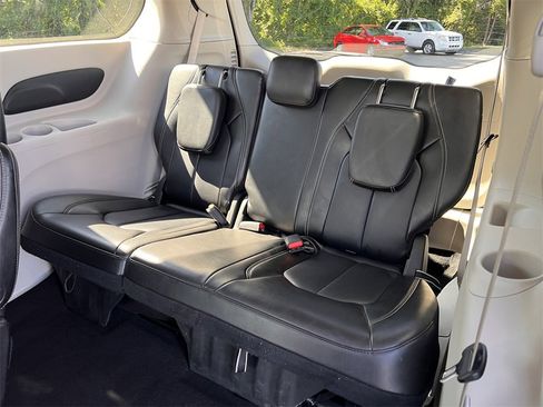 Used 2024 Chrysler Pacifica Touring-L image 13