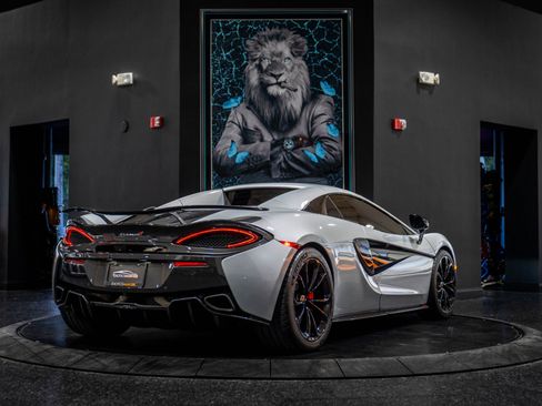 Used 2018 McLaren 570S Spider image 10