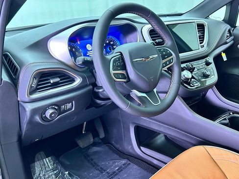 New 2026 Chrysler Pacifica Pinnacle w/ Trailer Tow Group image 15