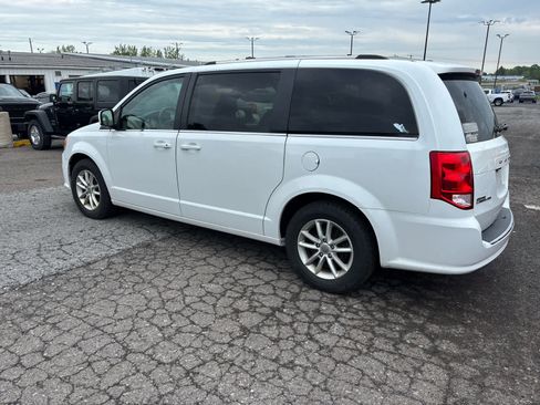 Used 2020 Dodge Grand Caravan SXT w/ Driver Convenience Group FWD image 3