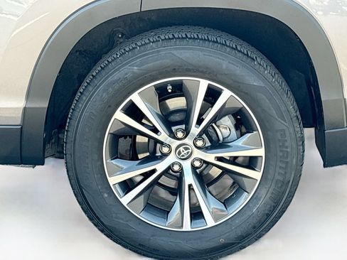 Used 2019 Toyota Highlander Plus FWD image 31