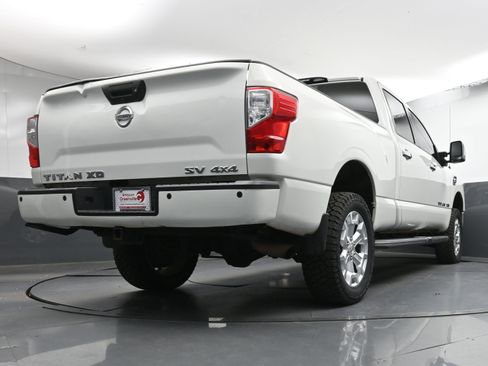 Used 2019 Nissan Titan SV w/ SV Convenience Package image 28