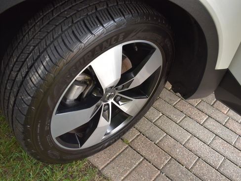 Used 2022 Volvo XC40 T5 Momentum w/ Premium Package image 54