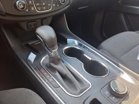 Used 2023 Chevrolet Traverse LT image 18