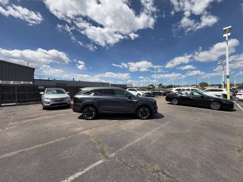 Used 2024 Kia Sorento S AWD/4WD image 16