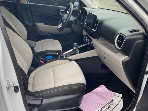 Used 2025 Hyundai Venue SEL FWD image 16