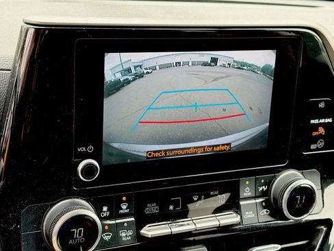 Used 2023 Toyota Highlander LE FWD image 14