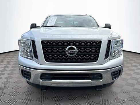 Used 2019 Nissan Titan SV w/ SV Convenience Package image 2